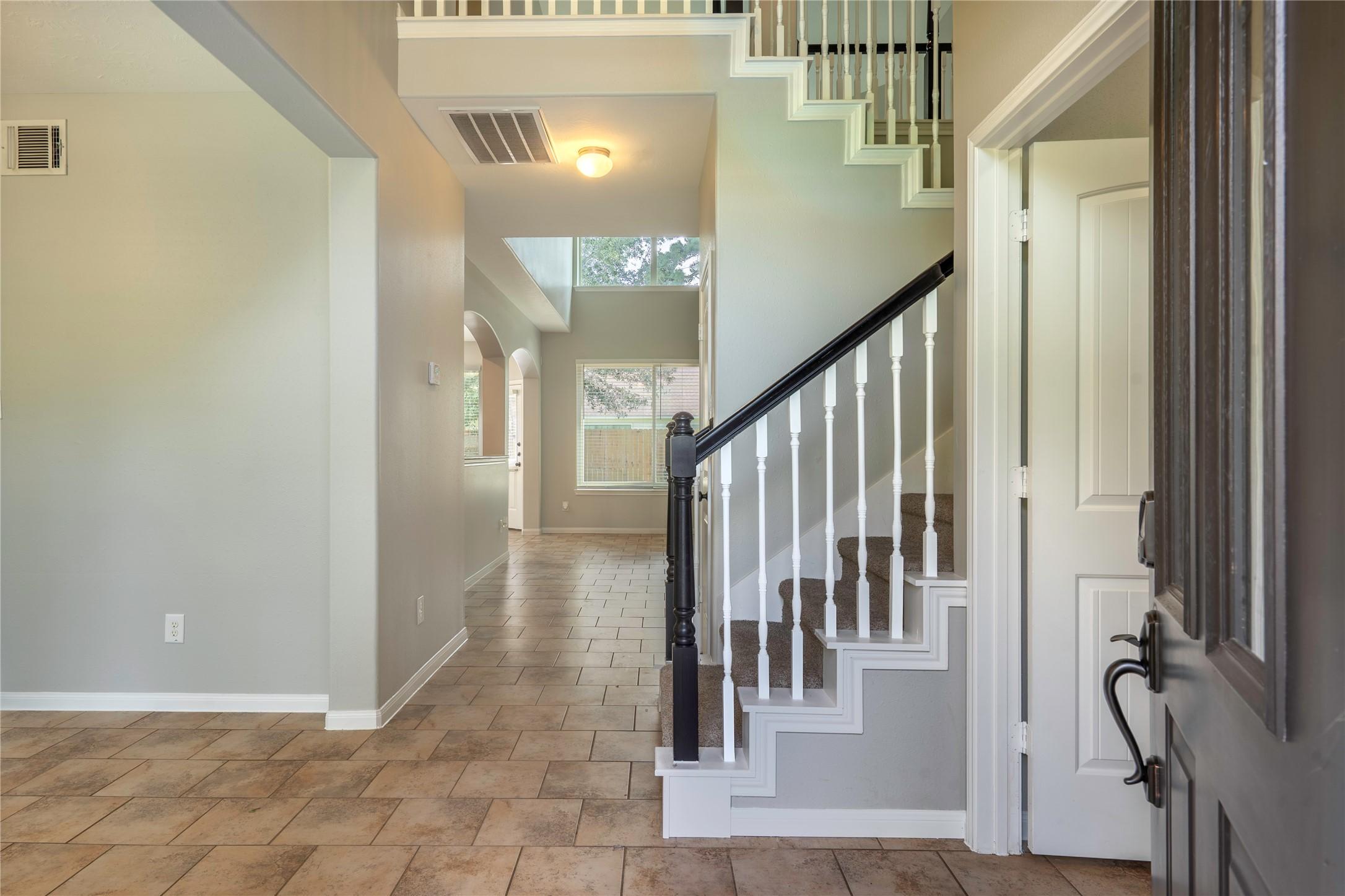 Image 4: Front door entry way.