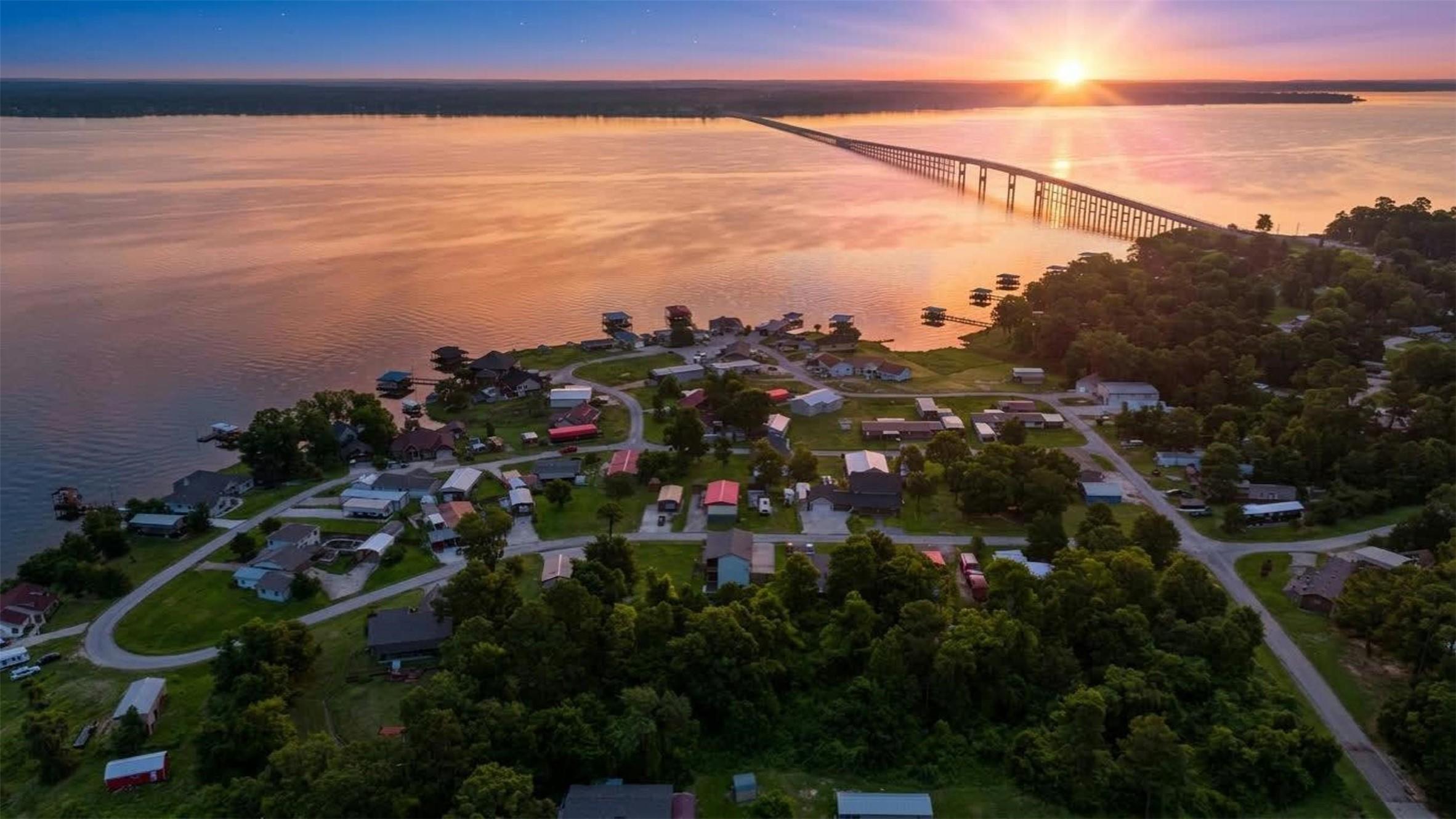 Image 2: Amazing Sunset view over the 190 Lake Livingston B