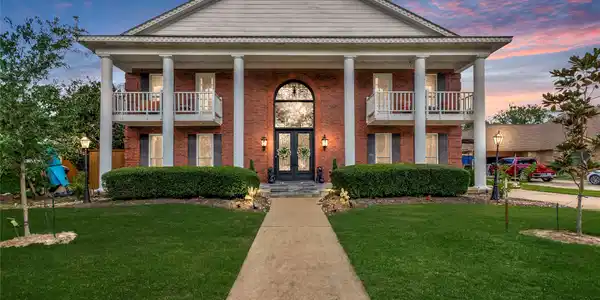 307 Lakeview Circle
