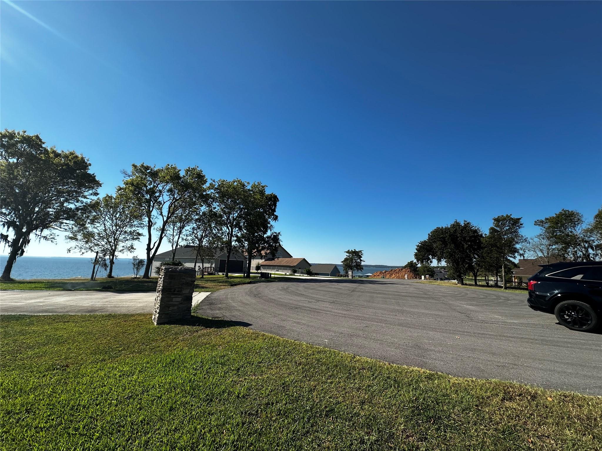 Image 3: All the best parts of living on the lake without w