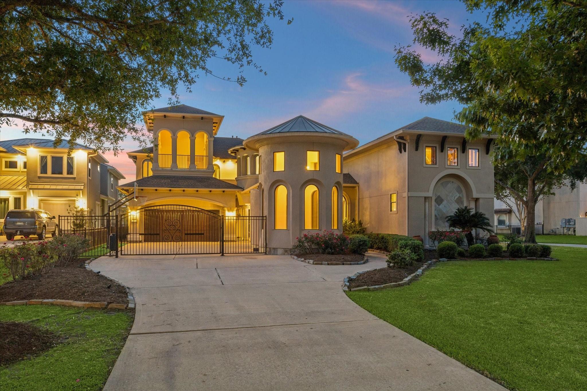 Image 4: GRAND FRONT ELEVATION SHOWCASES THE GUEST CASITA T