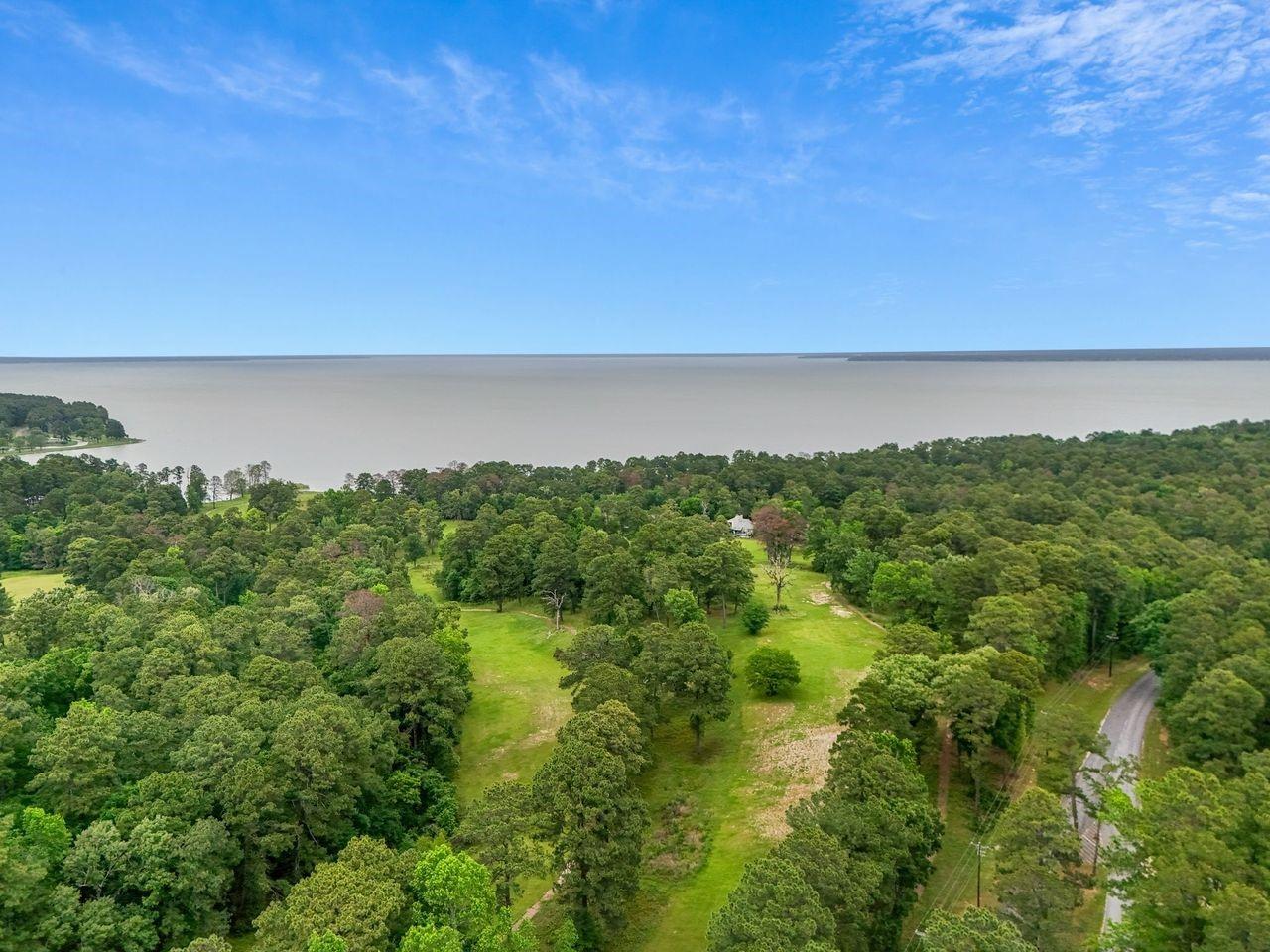 Image 2: Cape Royale on Lake Livingston