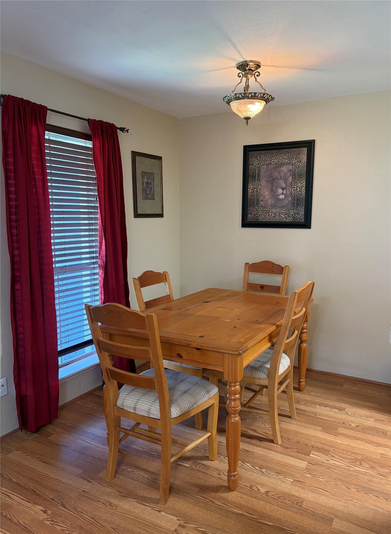 Image 4: Dining area