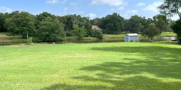 Image 3: Side Yard with Lakeside Storage Building