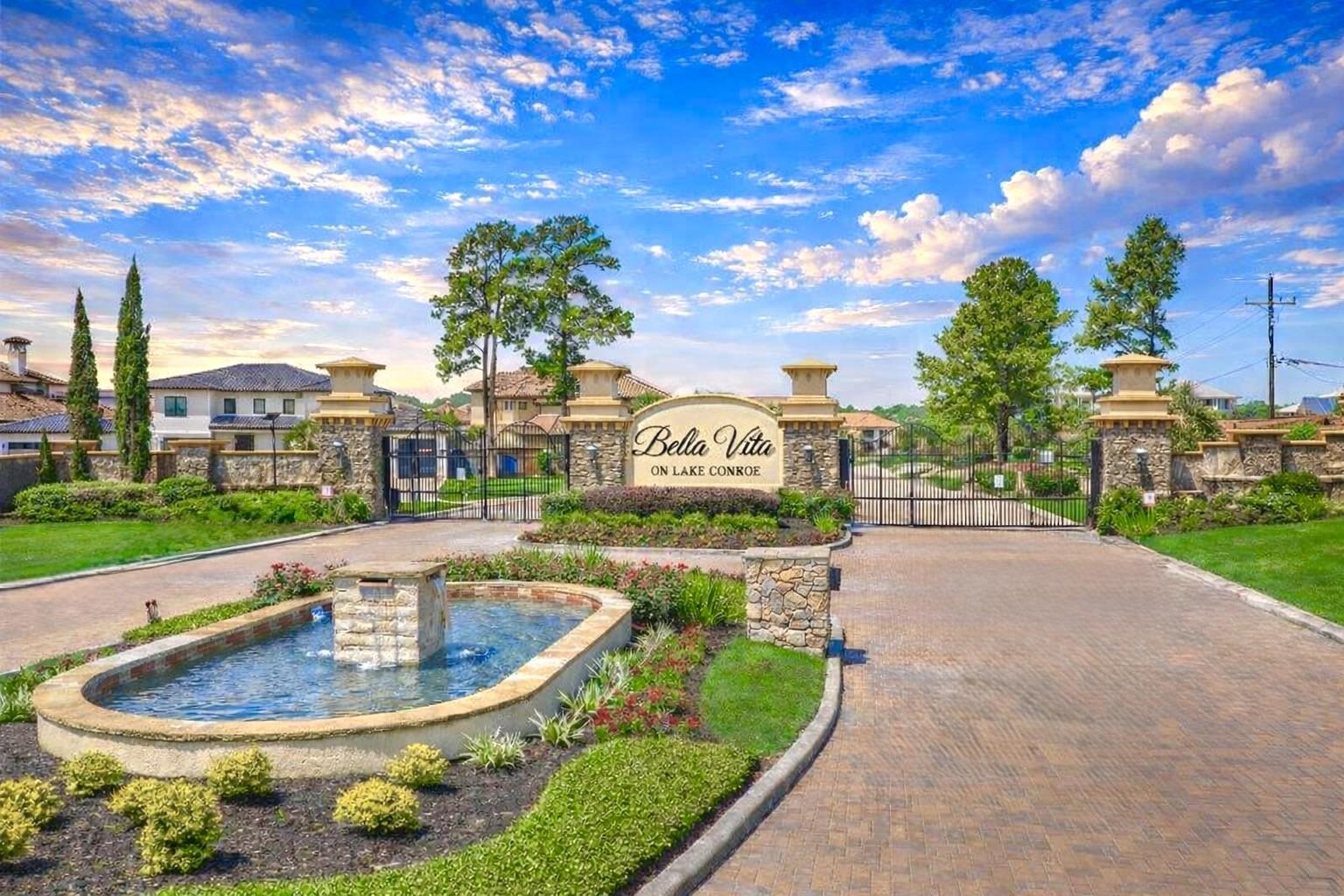 Image 3: Beautiful gated entrance to Bella Vita on Lake Con