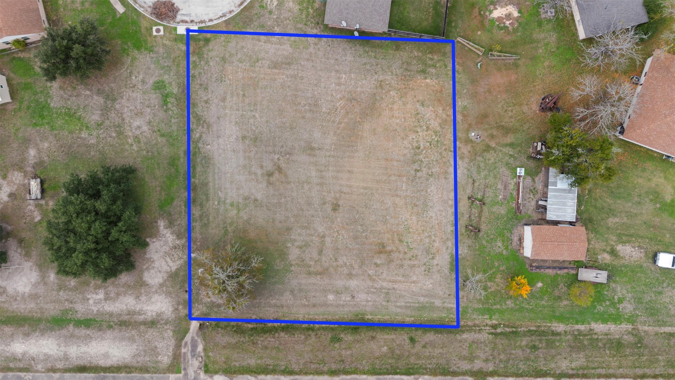 Image 4: Spacious lot with no back neighbors