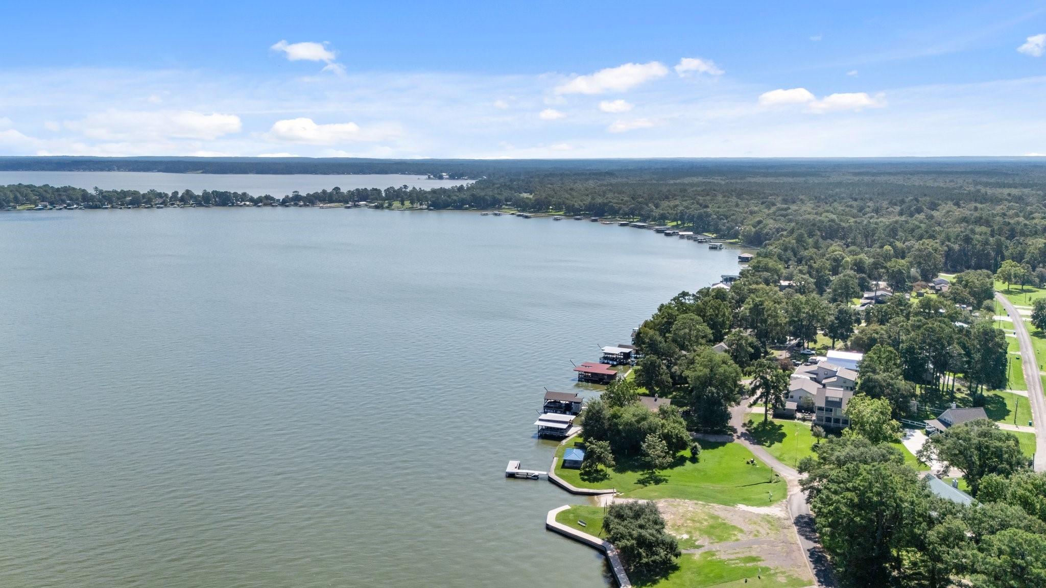 Image 2: Beautiful Lakefront Neighborhood!