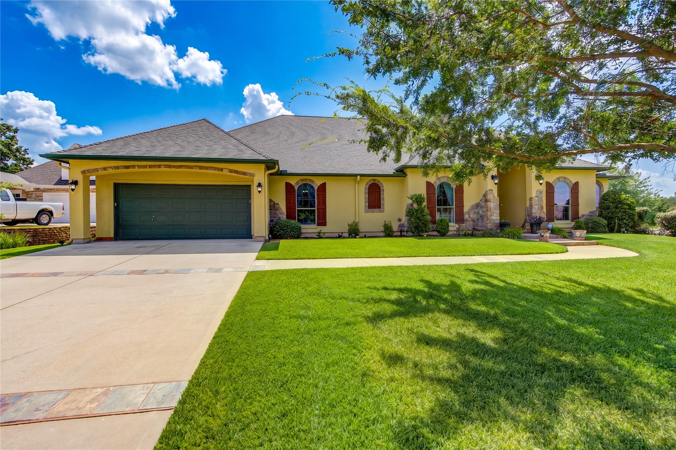 Image 2: Spacious corner lot !