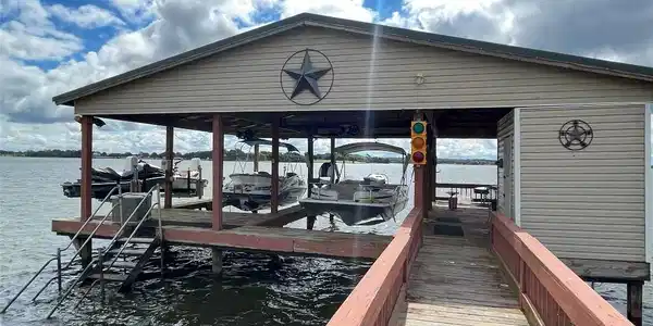 Image 3: 2 Slip Boathouse
