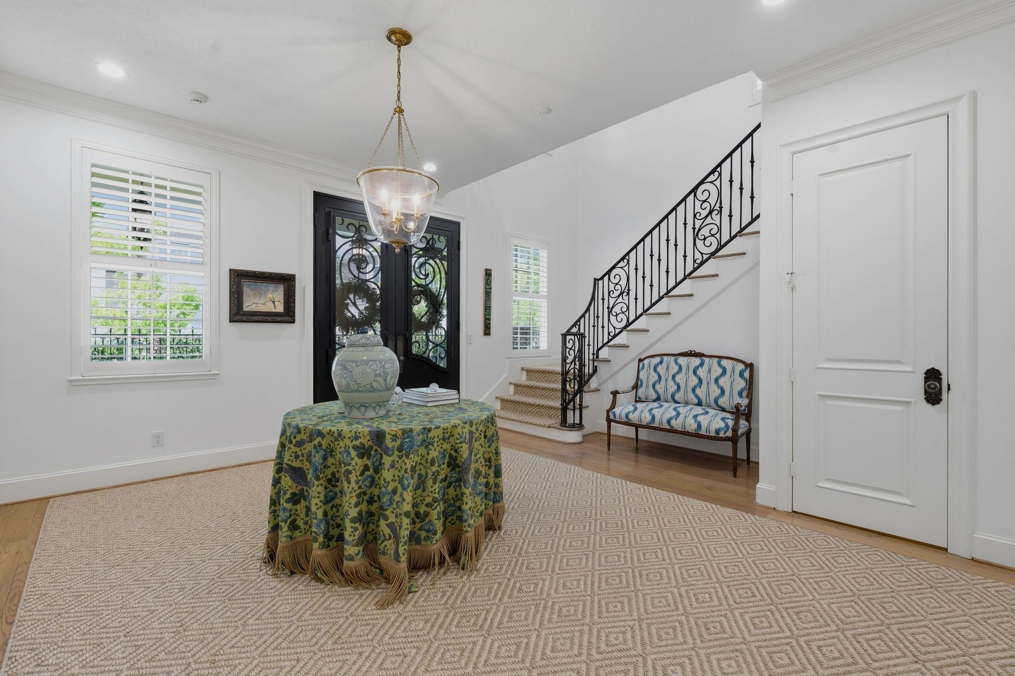 Image 4: Elegant entrance