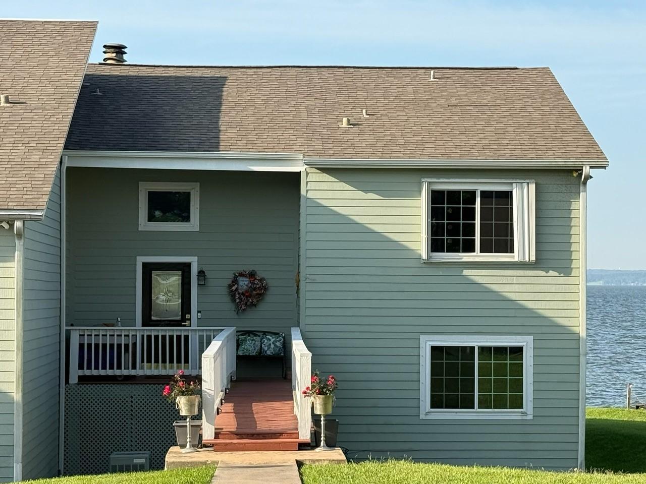 Image 4: Coastal charm meets waterfront living with this el