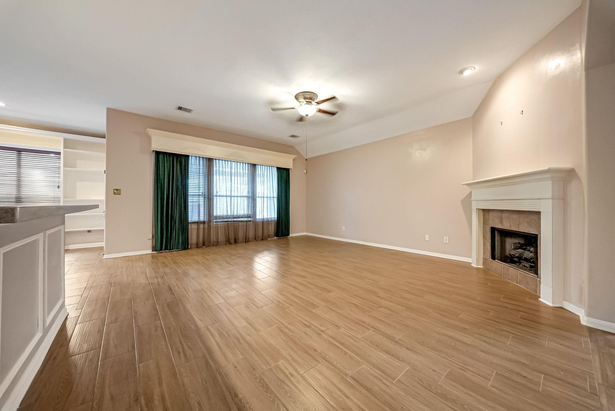 Image 4: Spacious Family Room