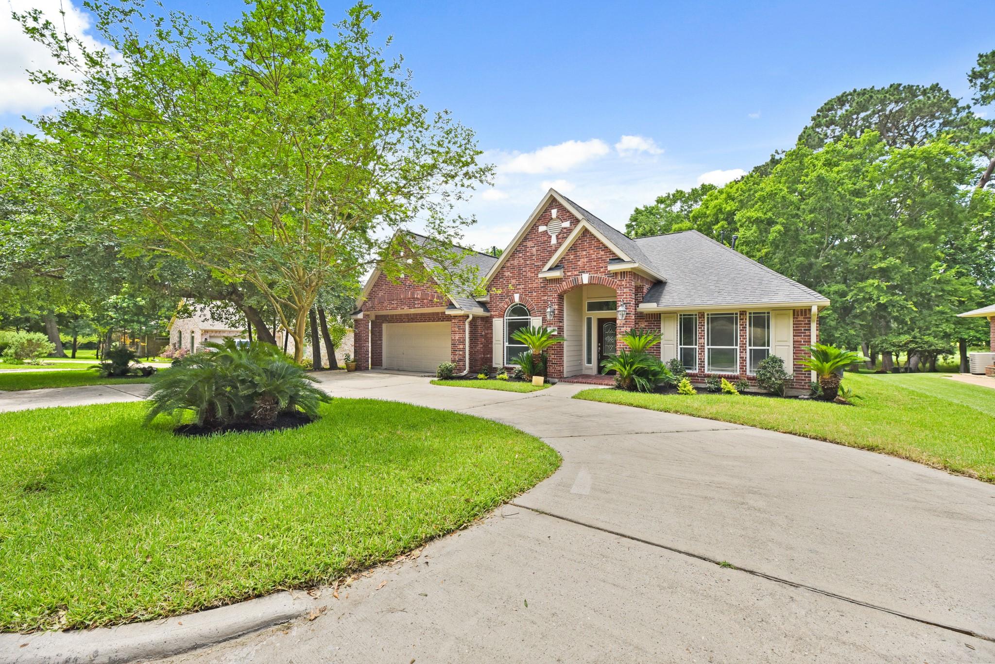 Image 4: Large circular driveway - lots of parking