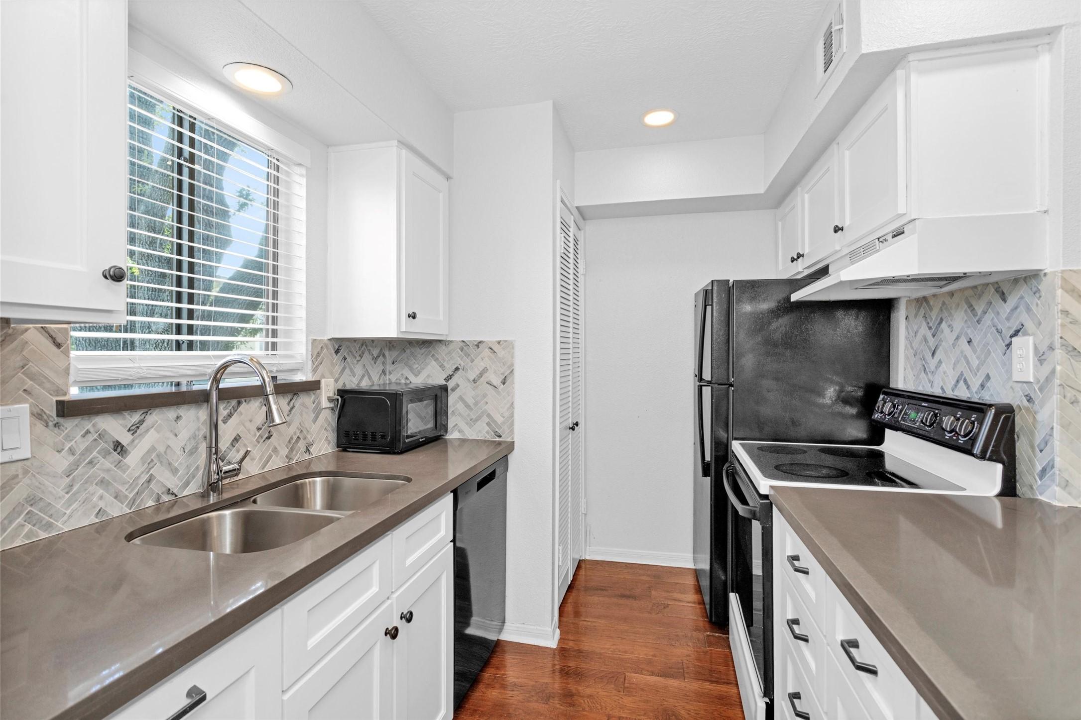 Image 4: Beautifully updated kitchen