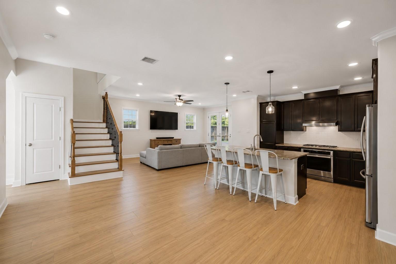 Image 3: Spacious living with lots of light and upgraded ap