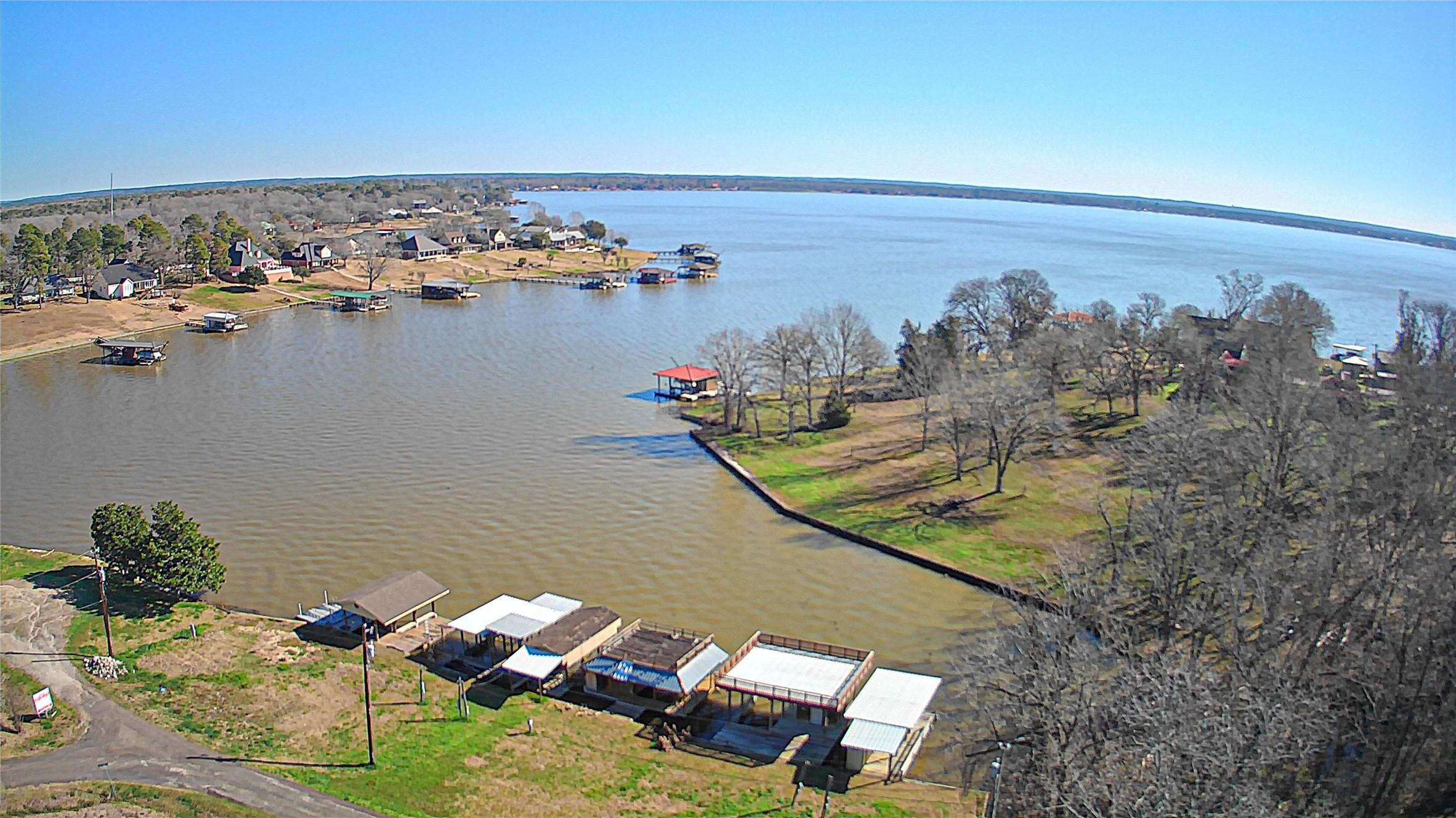 Image 4: Easy access to Lake Livingston!