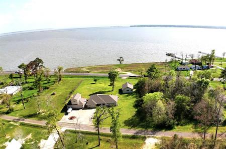 435 Lakeview Ln