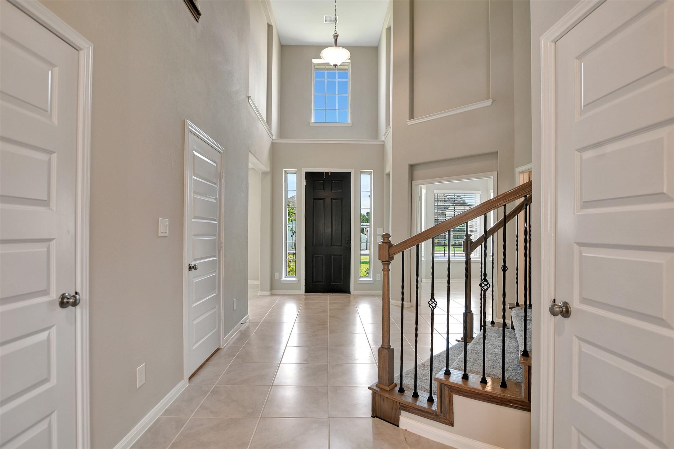 Image 2: Large welcoming entry way