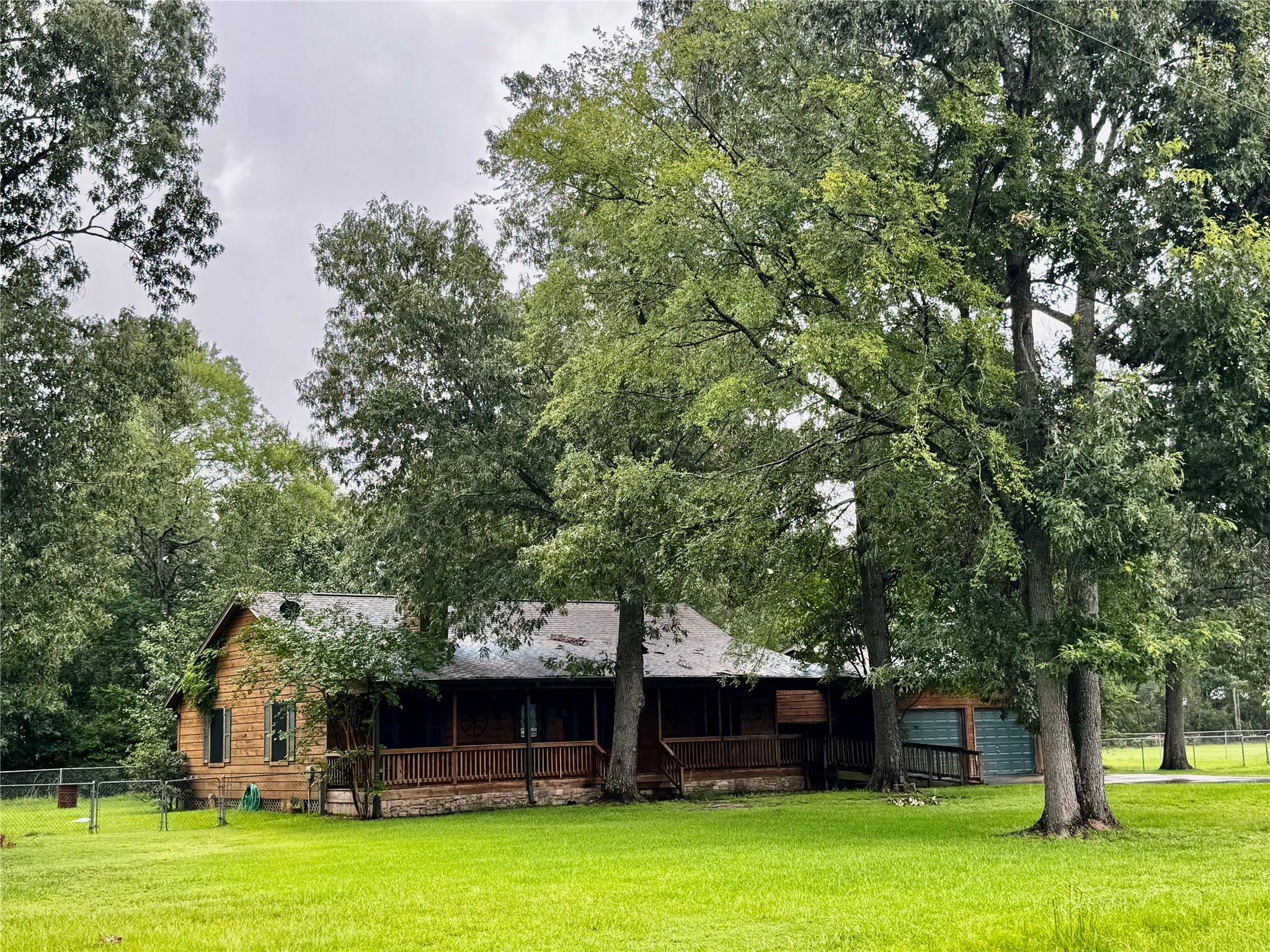 Image 1: Beautiful house in almost an acre lot