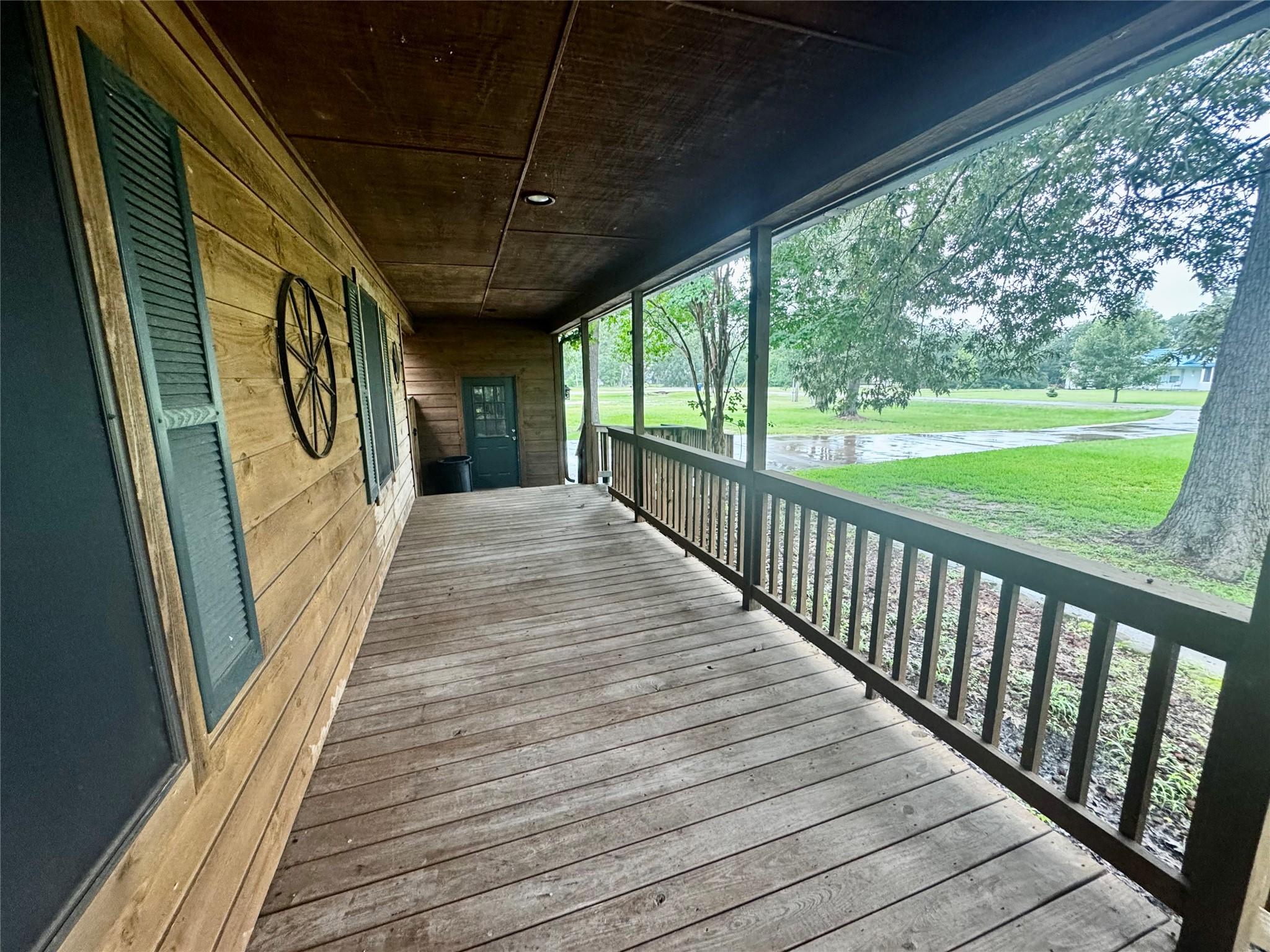 Image 4: Nice porch