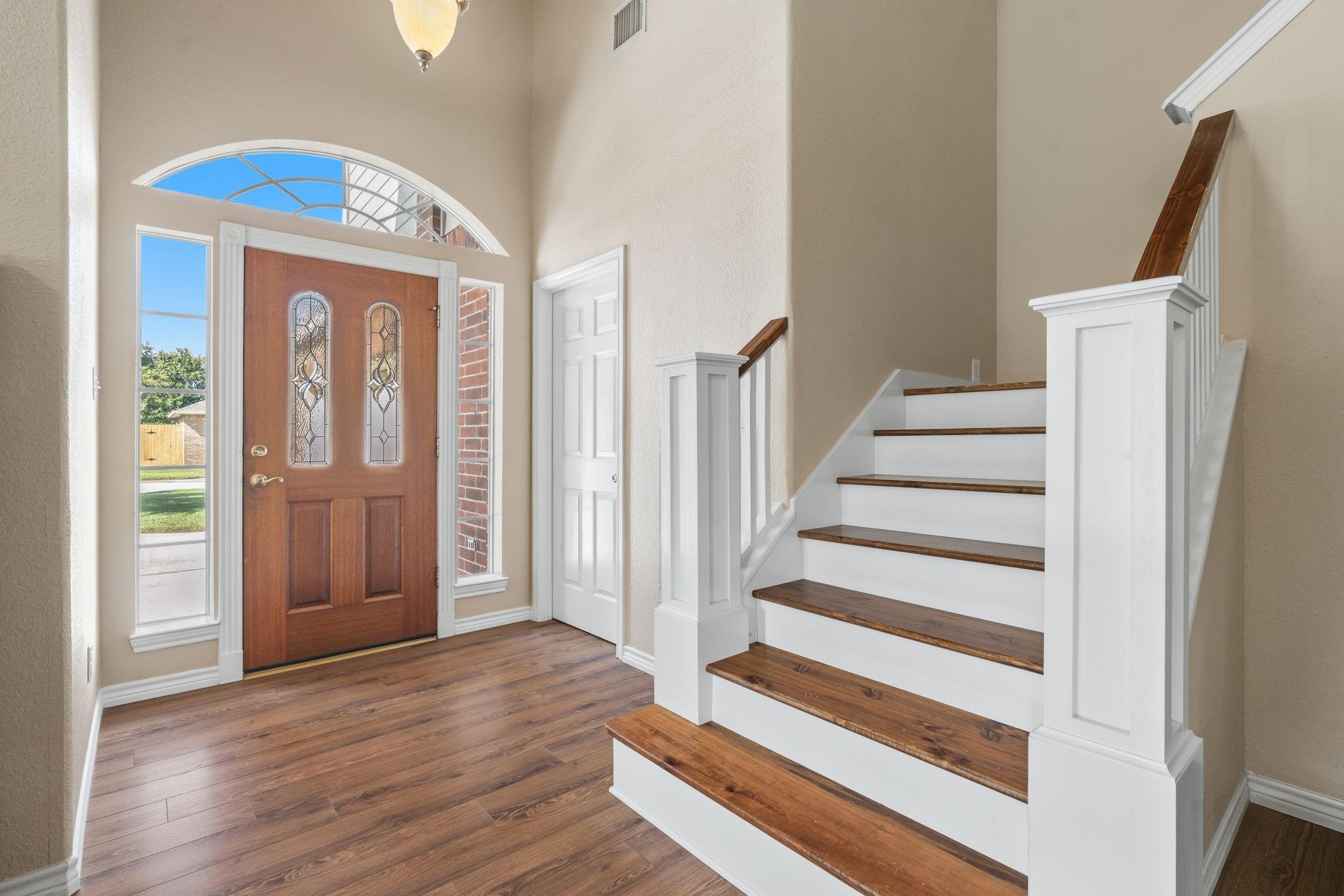 Image 3: Bright and open entry way.