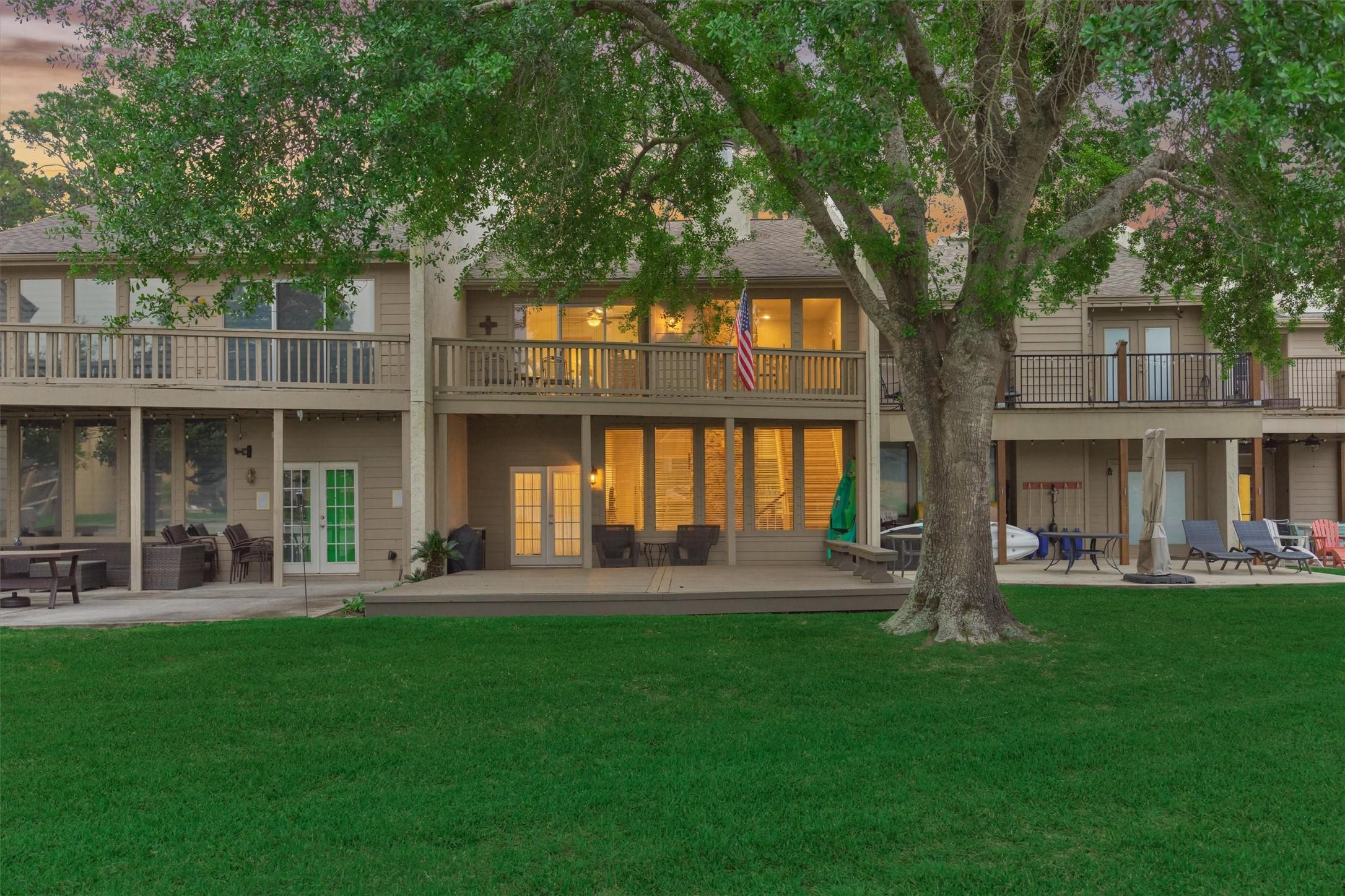 Image 3: Enjoy true lakeside living from the back elevation