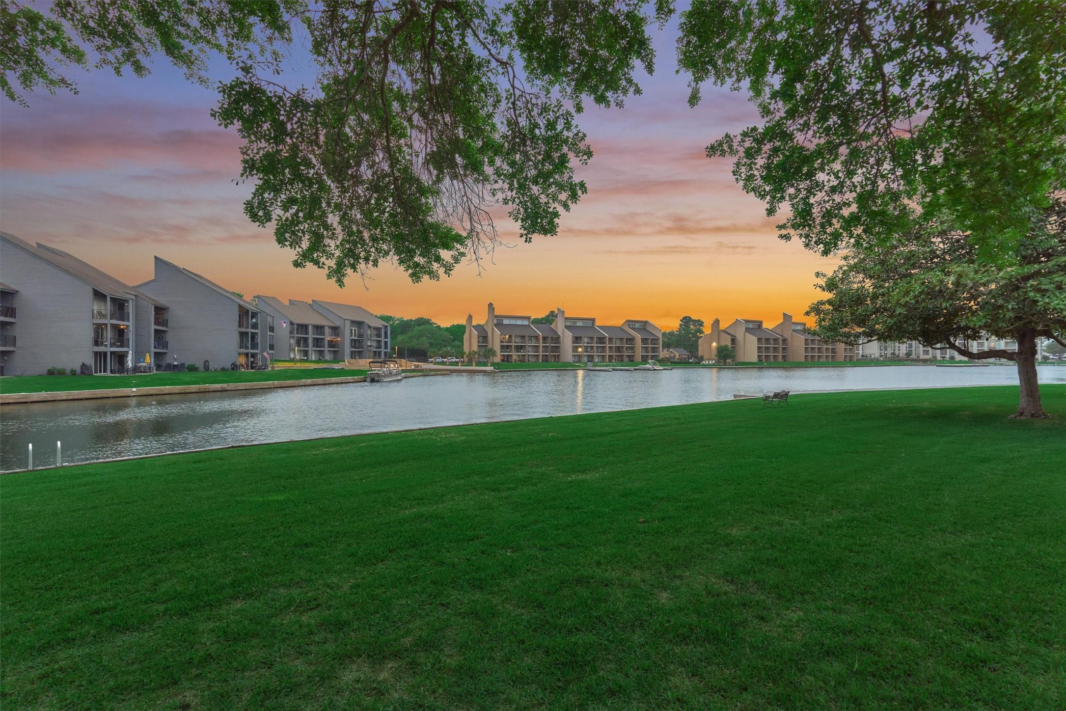 Image 4: Enjoy the simple luxury of watching spectacular la
