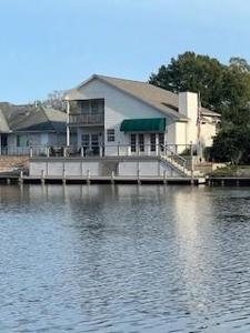 1409 West Lake Shores Circle N