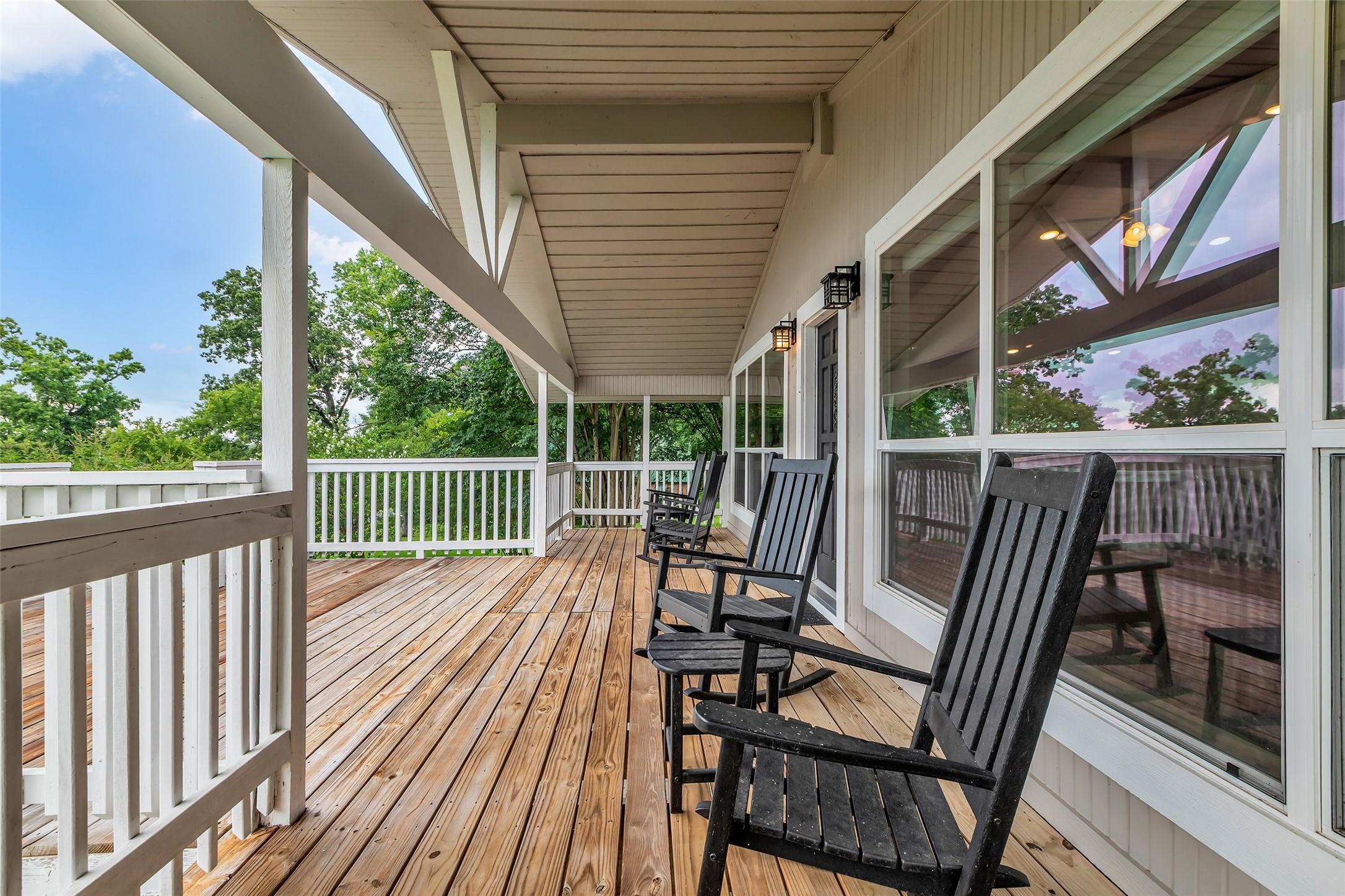 Image 3: This photo showcases a spacious, covered wooden de