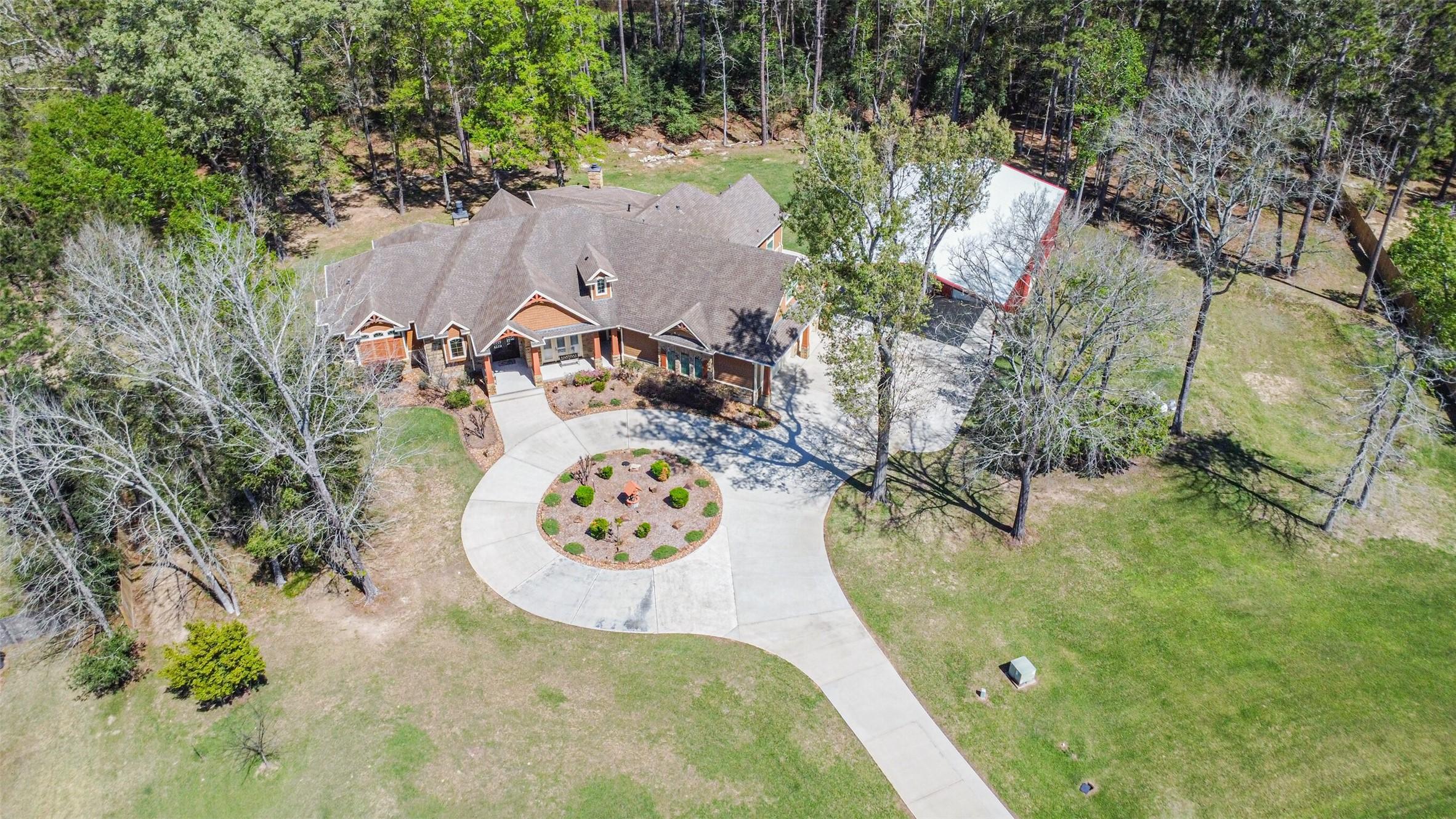 Image 2: Circle drive way and lots of parking