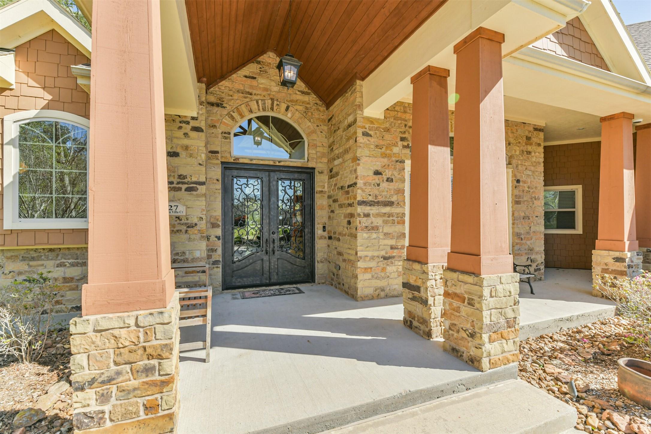 Image 4: Covered front porch.