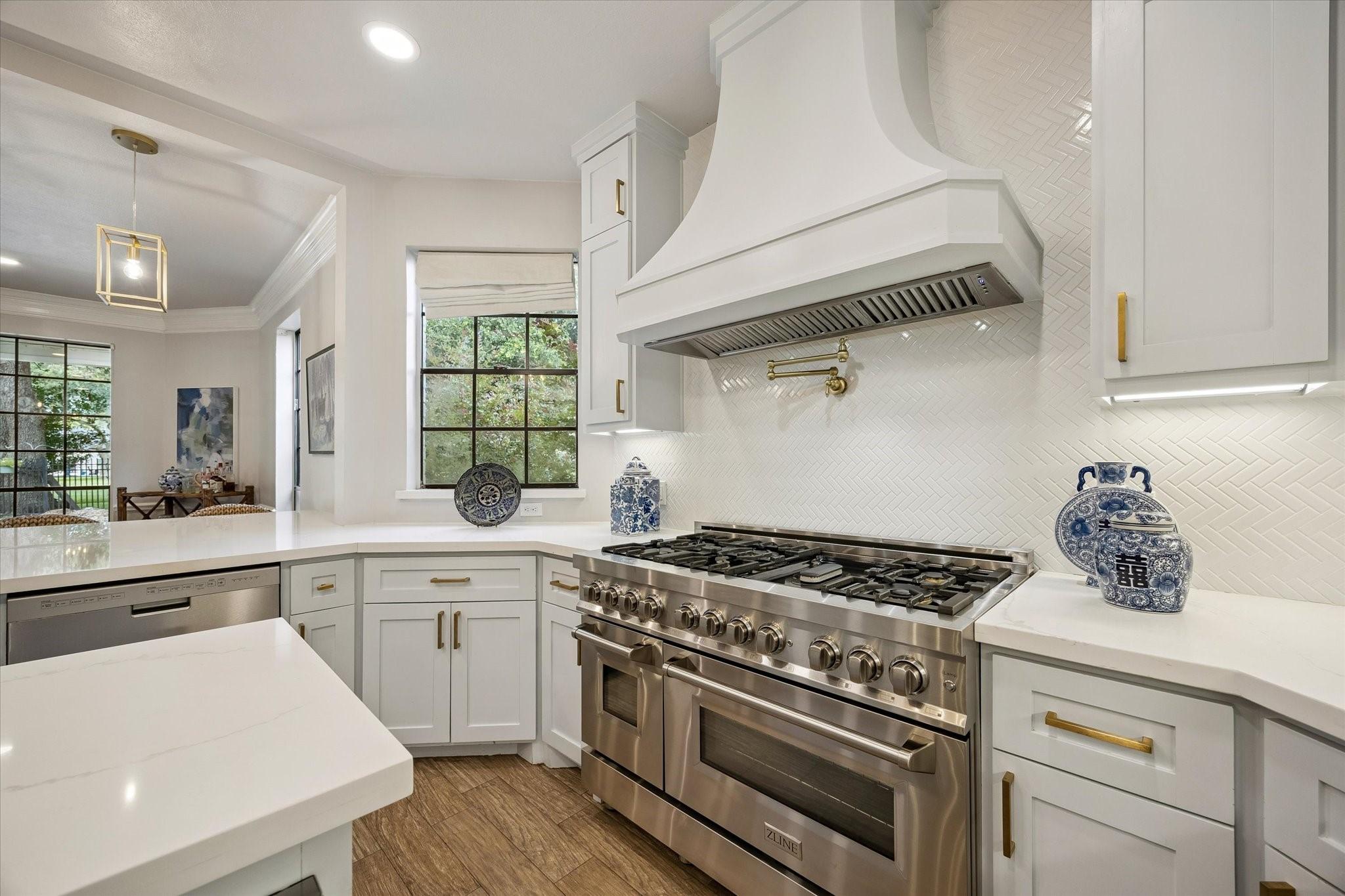 Image 1: High-end gas range makes preparing meals a breeze!