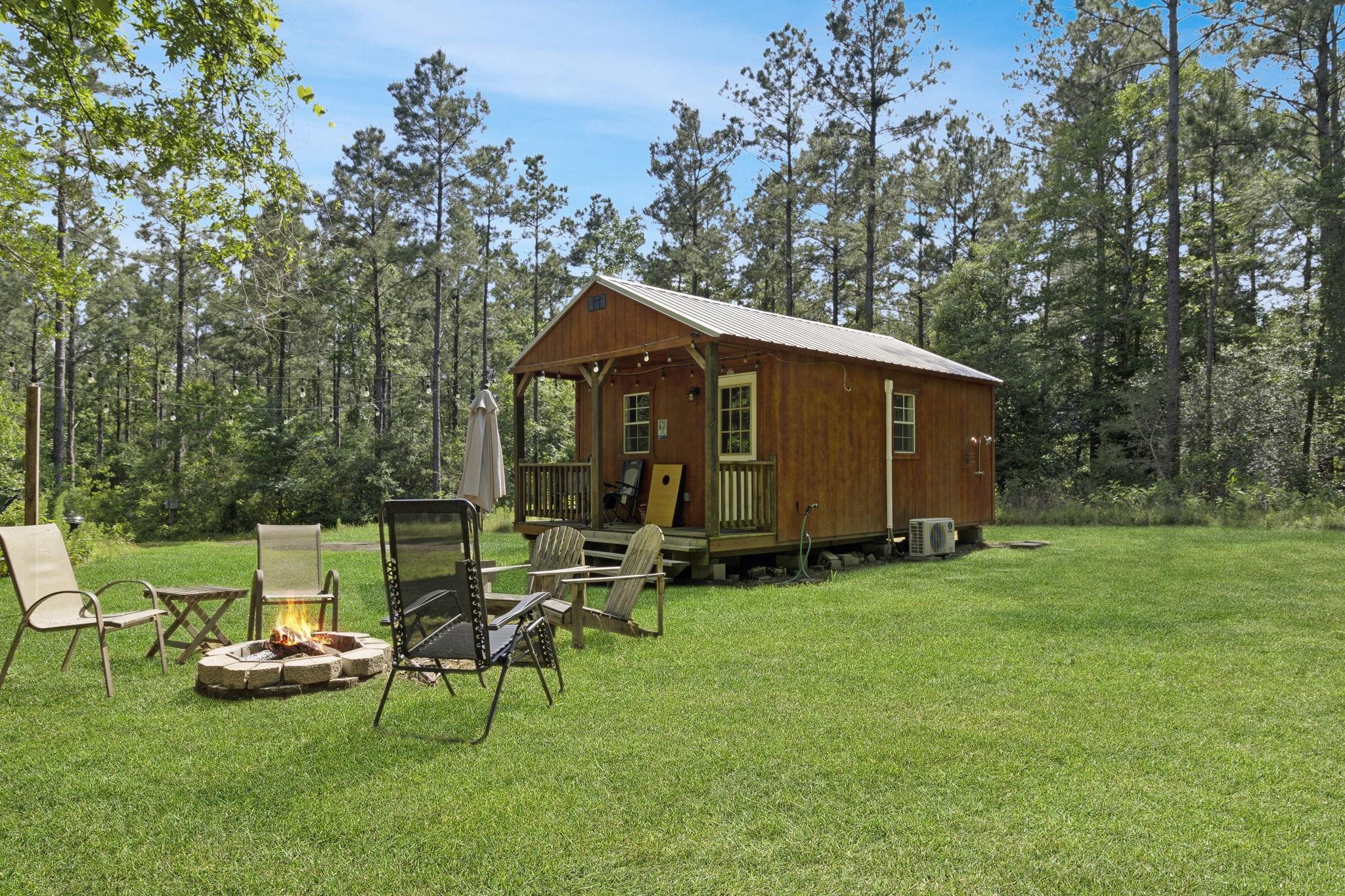 Image 2: Relax and unwind at the outdoor fire pit area, com