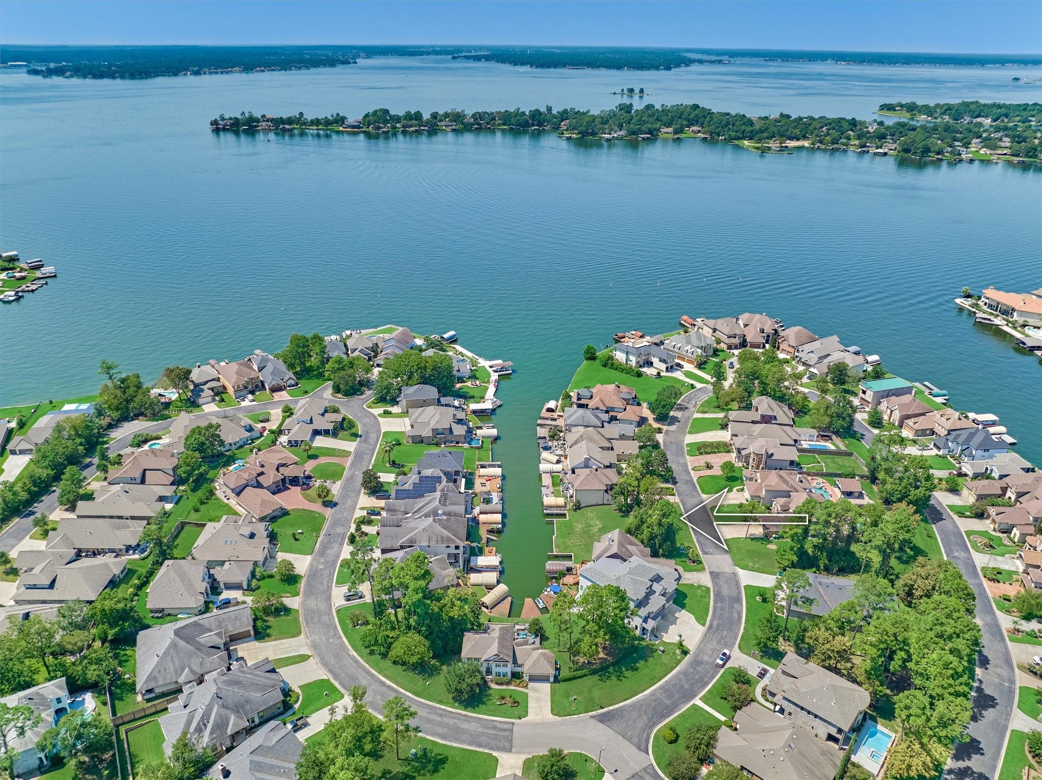 Image 2: Convenient location by land or boat