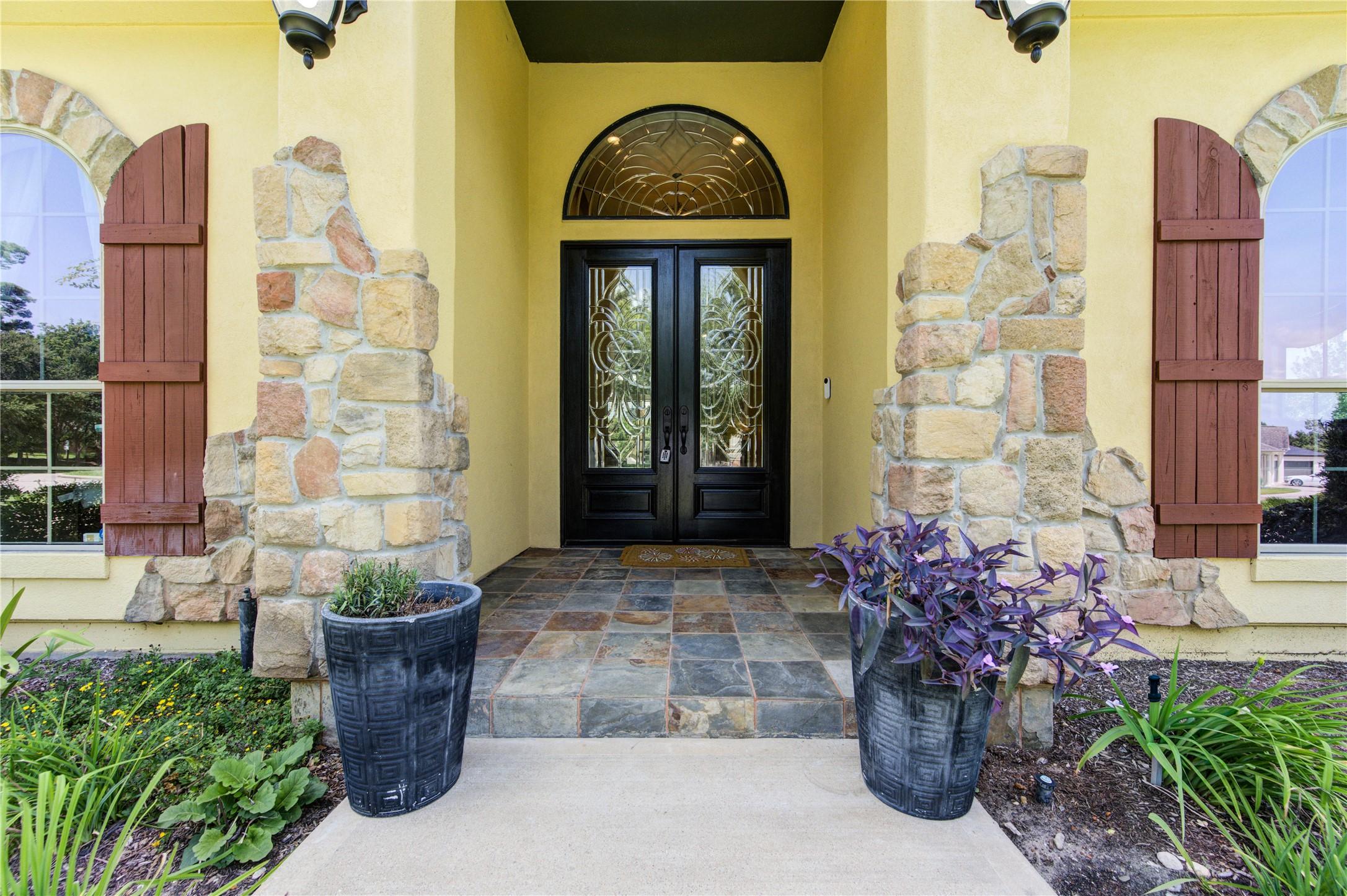 Image 3: Castle like entrance .
