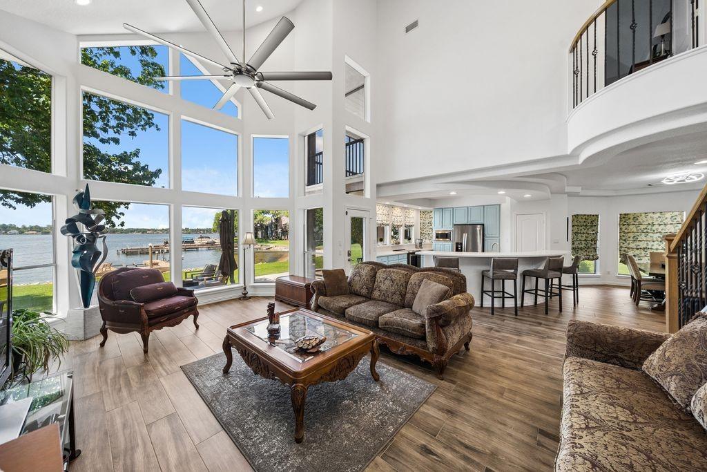 Image 1: Located in the gated community of Harbour Town Clu
