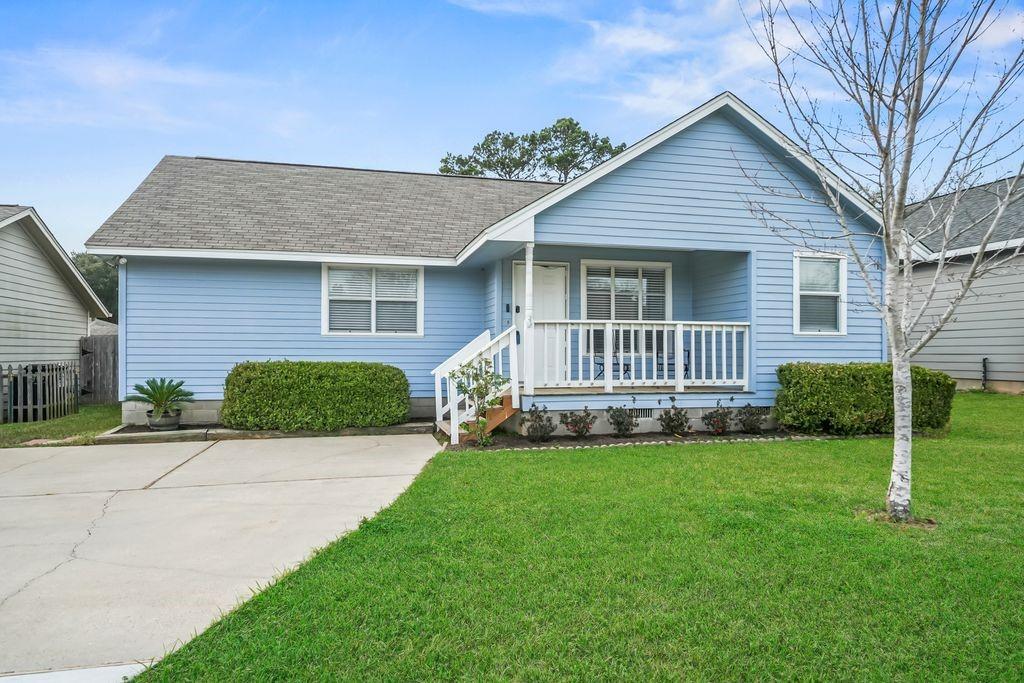 Image 2: Home is just a short walk away from the pristine v