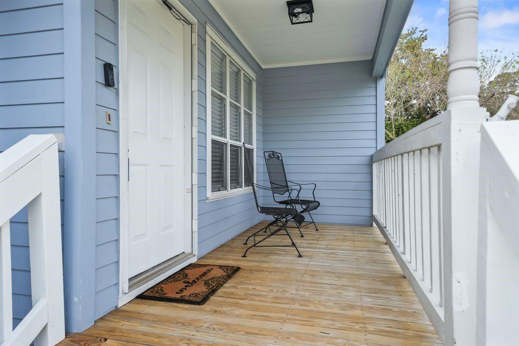 Image 3: Inviting front porch