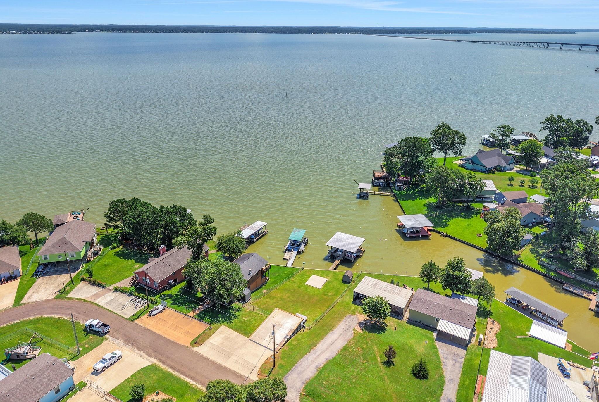 Image 4: You get to enjoy the amazing views of Lake Livings