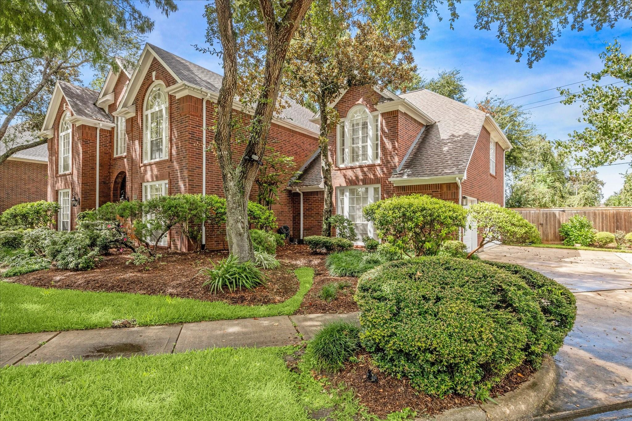 Image 3: Hop across the cul-de-sac to visit the neighborhoo