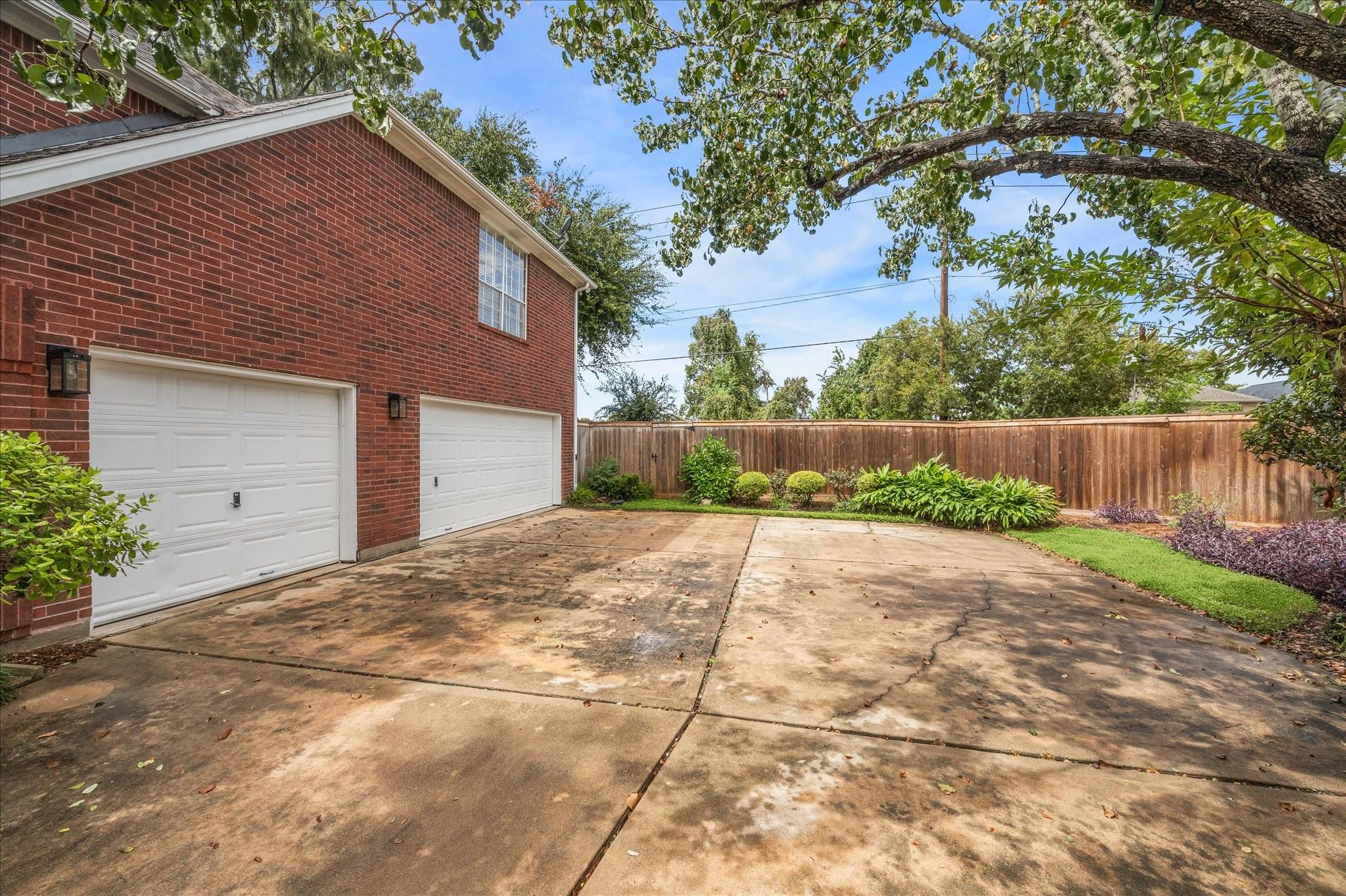 Image 4: 3 car attached garage with extra driveway space fo