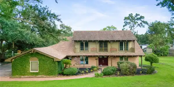 318 Lakeshore Drive