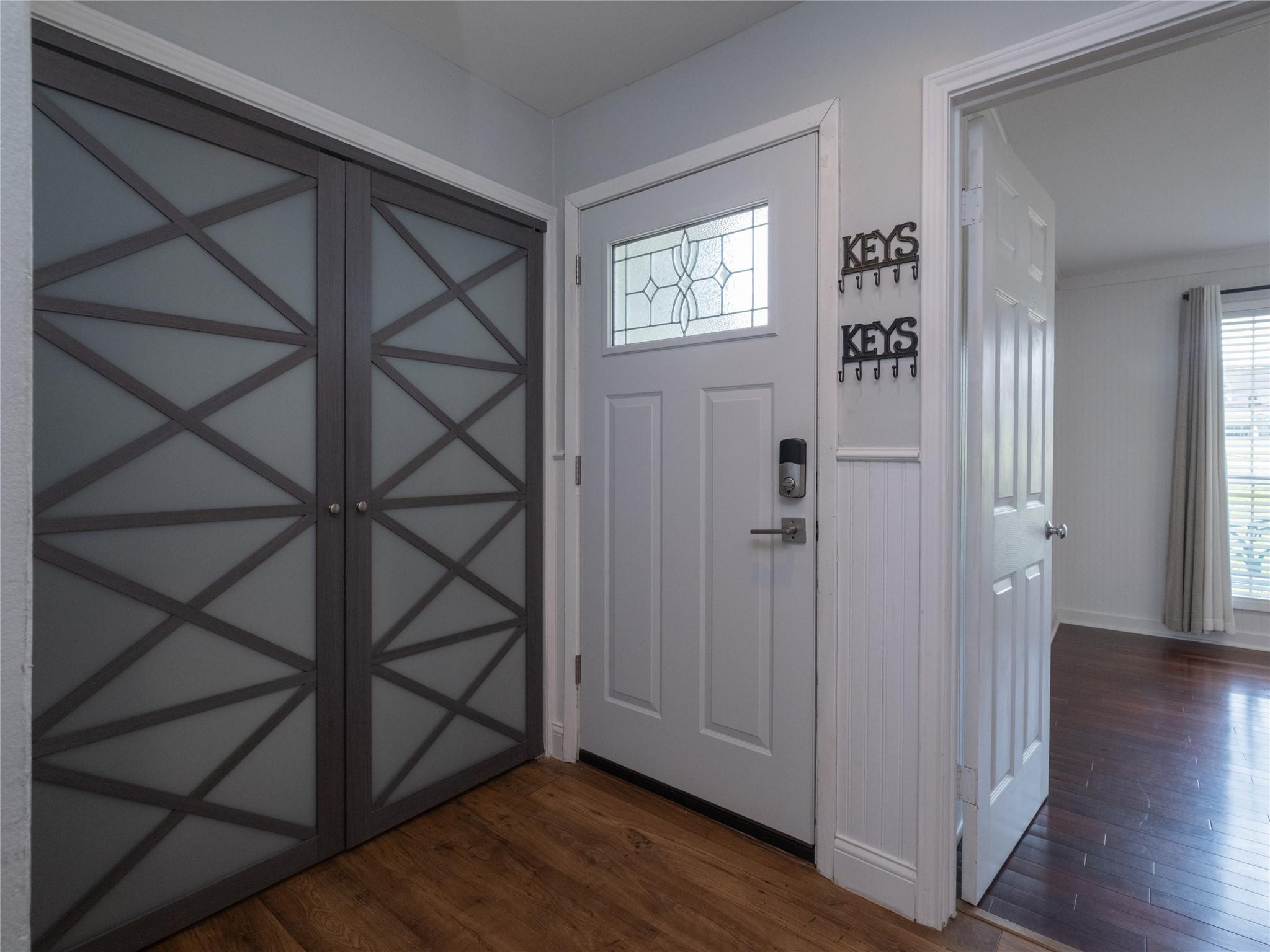 Image 4: Welcome in to this nicely appointed foyer!