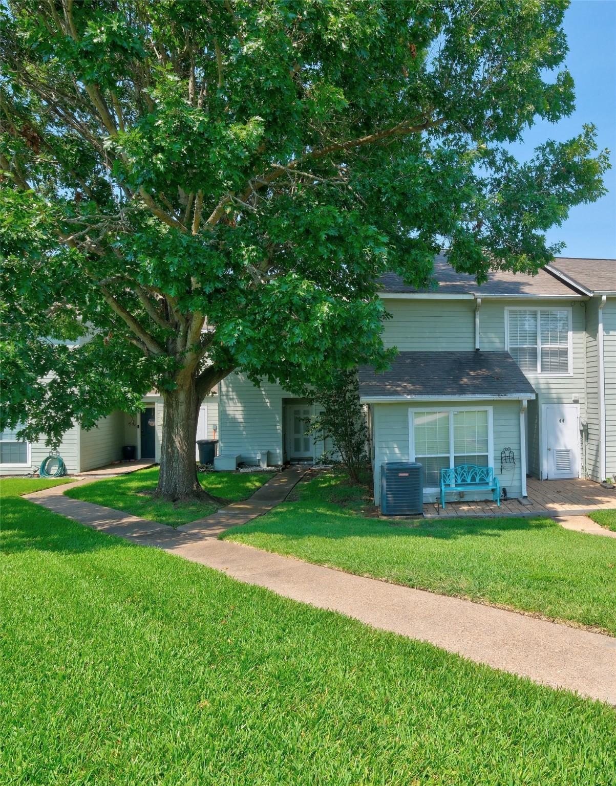Image 2: Nice shade tree in the front as you enter this bea