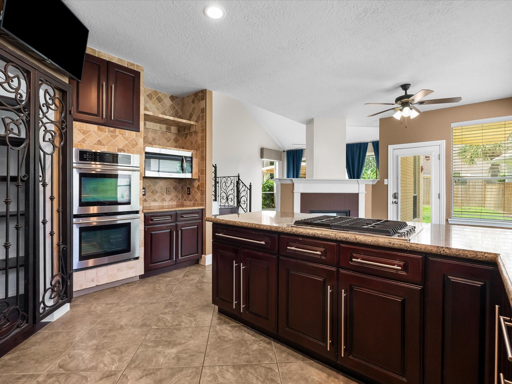 Image 4: Stainless steel appliances include a double oven,