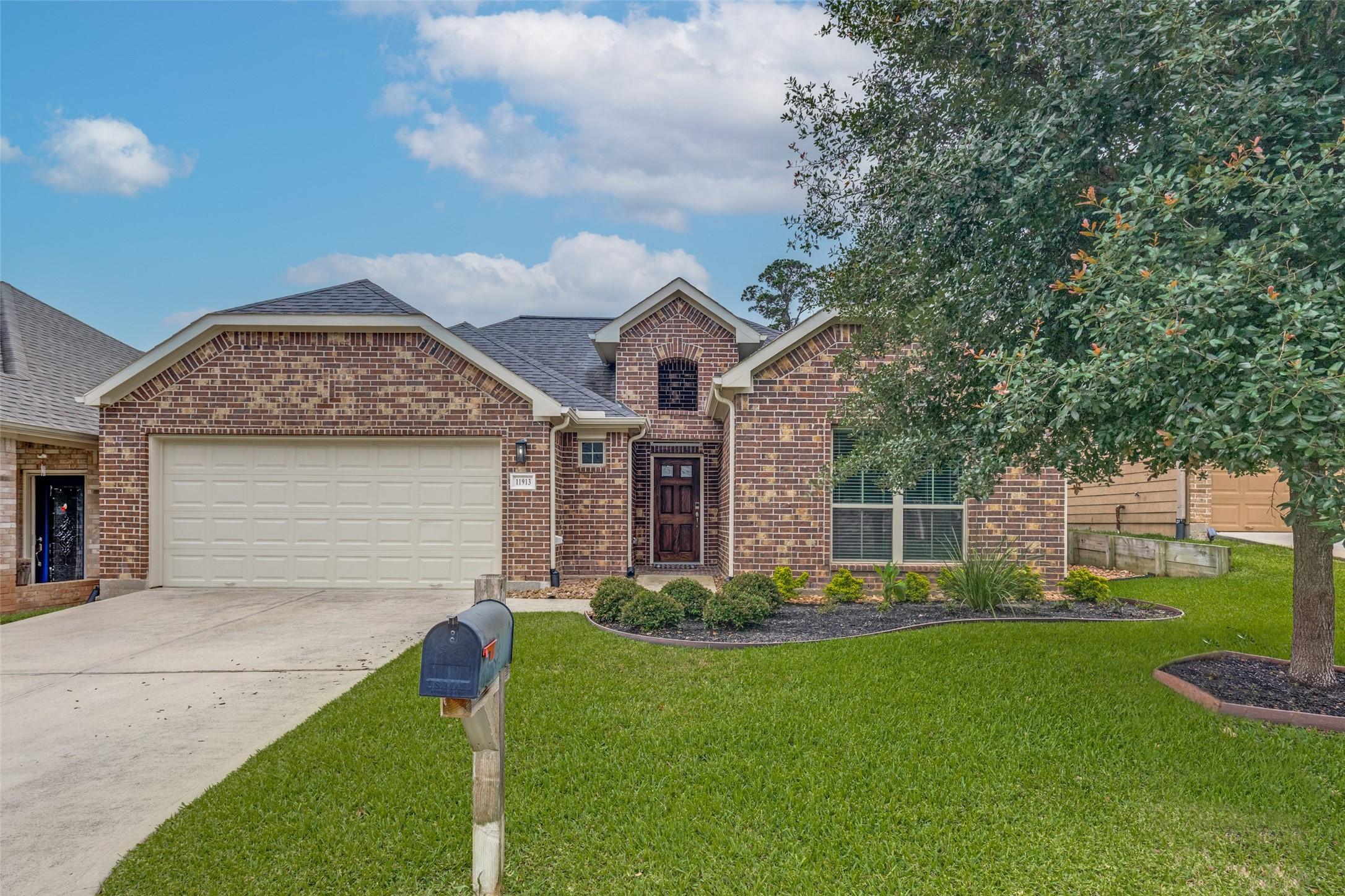 Image 1: Meticulously maintained 8 yr newer upgraded home i