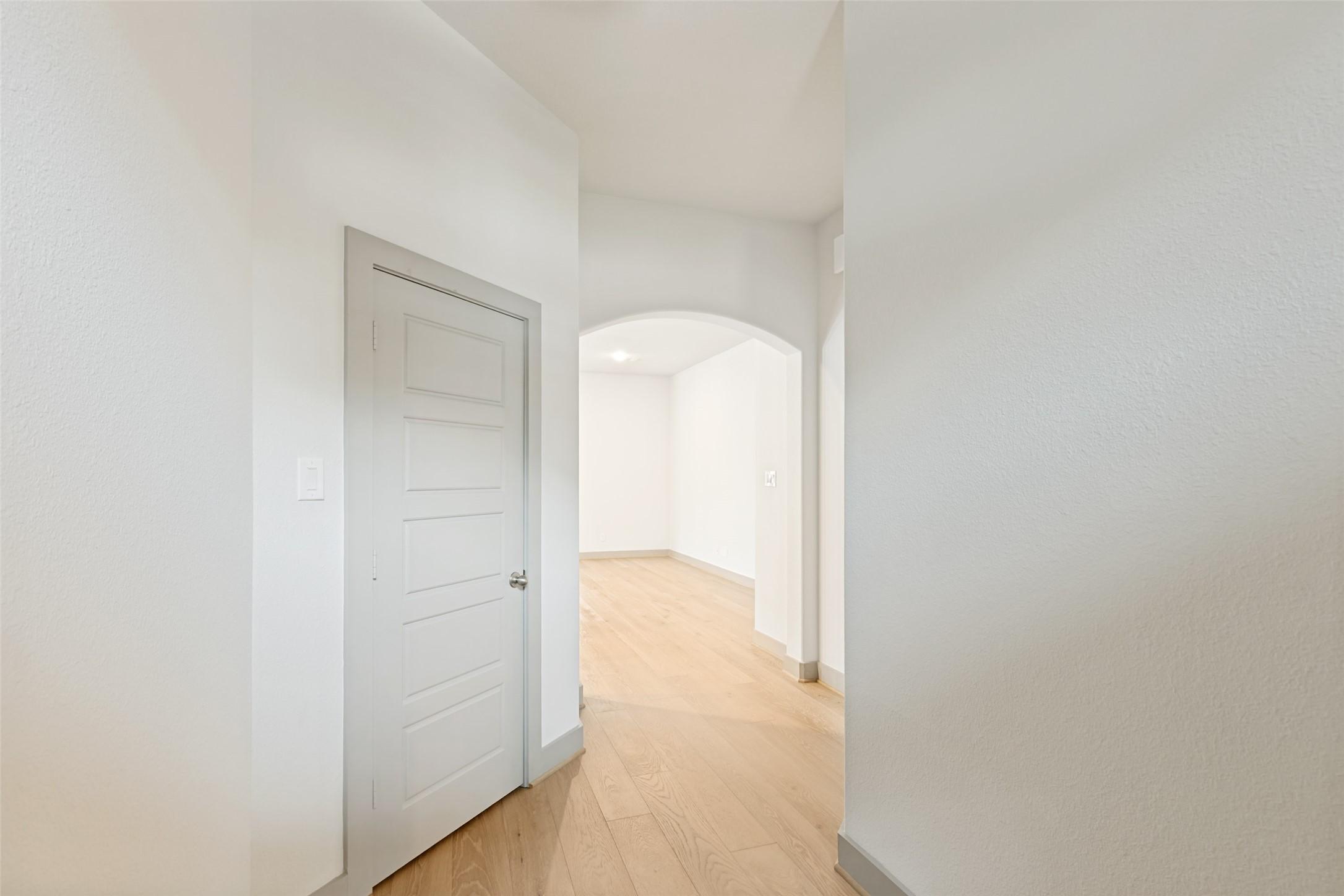 Image 4: Spacious foyer gives privacy to kitchen and living