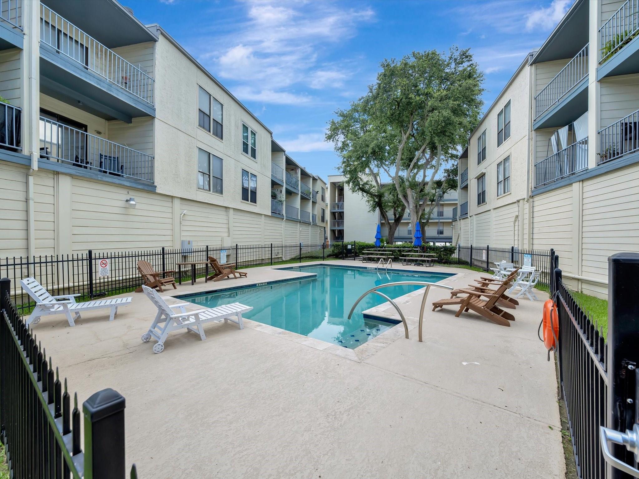 Image 4: NICE COMMUNITY POOL