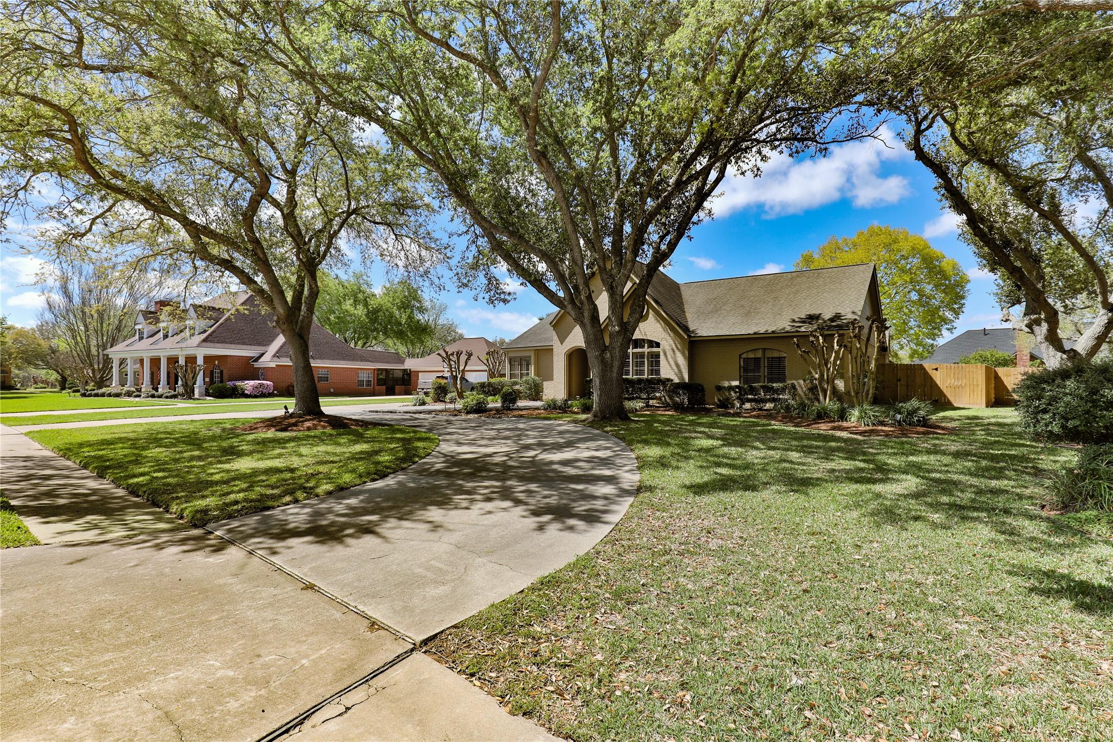 Image 3: CIRCLE DRIVE IS PERFECT FOR GUEST VISITING