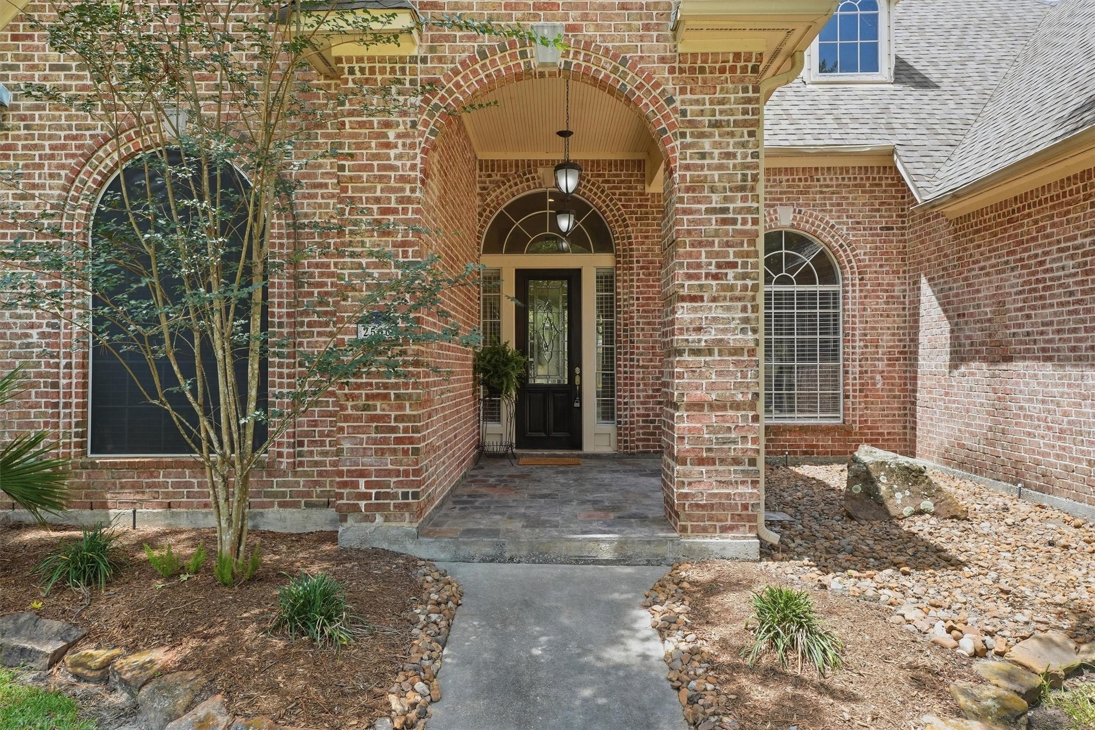 Image 3: Beautiful front porch.
